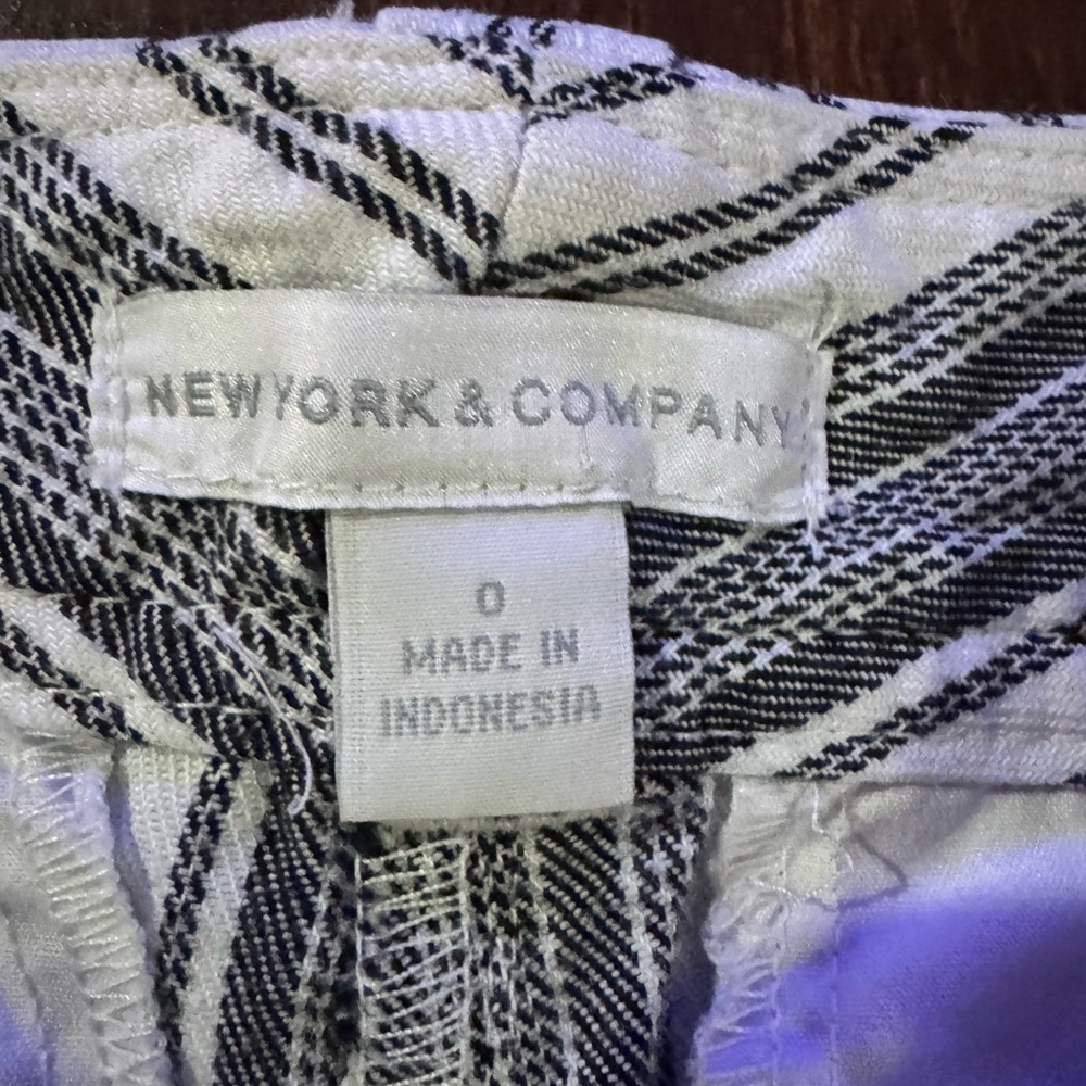 New York & Company Women's Shorts- 0 - Picture 3 of 4
